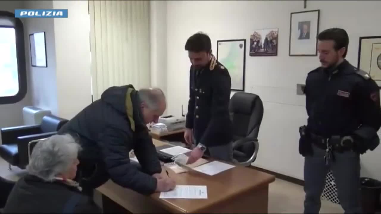 Anziano perde la pensione ma una cittadina la ritrova per strada e chiama la polizia