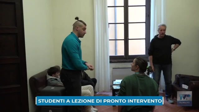 Studenti a lezione di pronto intervento con la Misericordia di Prato