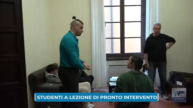 Studenti a lezione di pronto intervento con la Misericordia di Prato