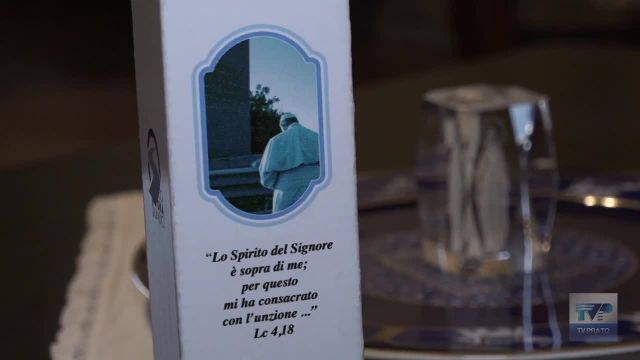il questore De Lorenzo consegna l'olio di Capaci al vescovo Giovanni
