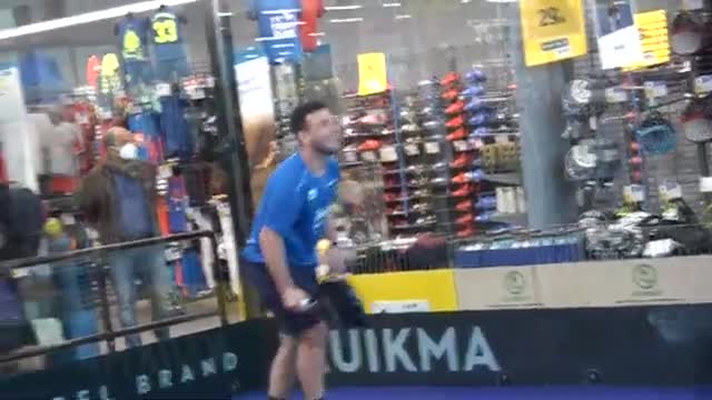 Un campo da padel nel negozio Decathlon del Parco Prato