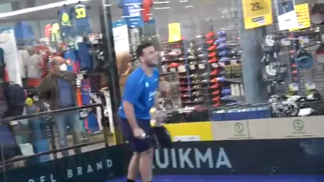 Un campo da padel nel negozio Decathlon del Parco Prato