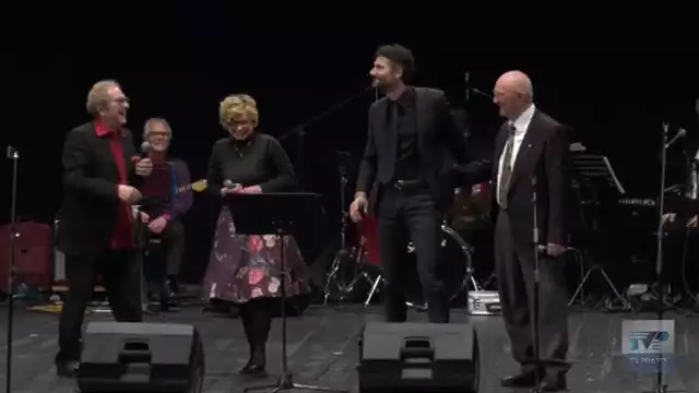 Tony Reale e il sindaco Matteo Biffoni cantano 