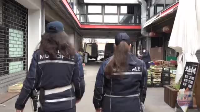 In monopattino sui marciapiedoni di via Pistoiese per la consegna del pesce