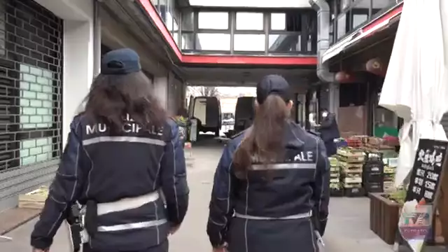 In monopattino sui marciapiedoni di via Pistoiese per la consegna del pesce