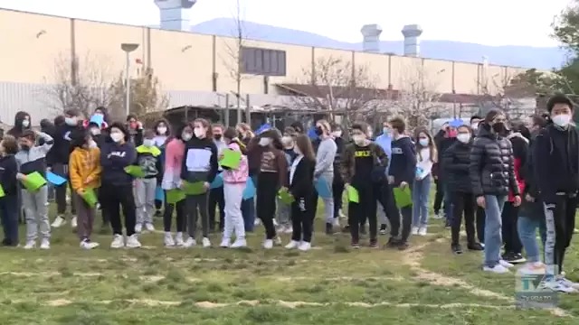 500 studenti della Don Bosco formano un grande simbolo della pace umano