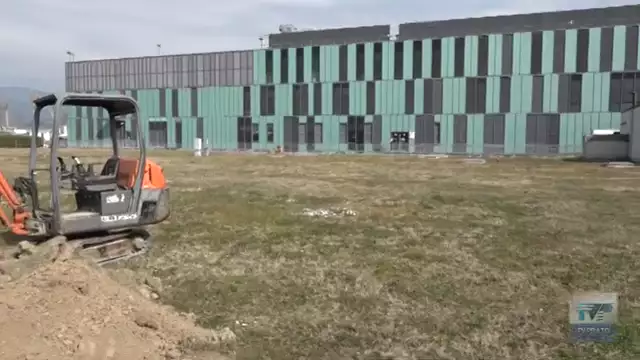 Uno spazio giochi davanti al pronto soccorso pediatrico