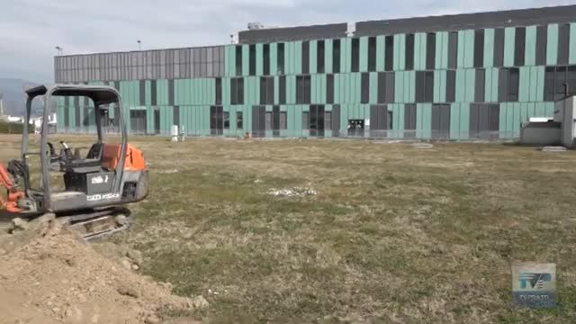 Uno spazio giochi davanti al pronto soccorso pediatrico