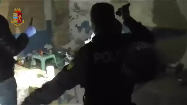 operazione per lo sgombero del complesso Santa Cristina