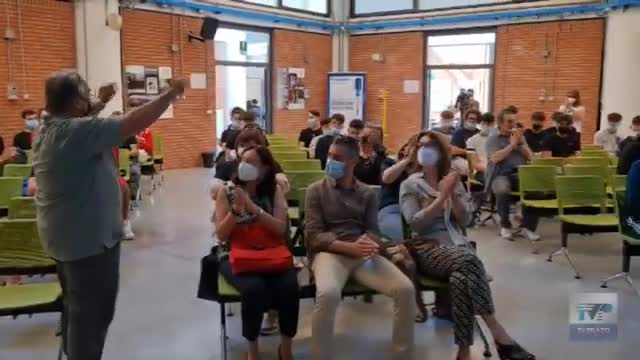 Gli studenti del Marconi donano alla città 150 bici riparate