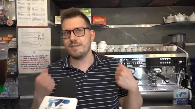 Scene da far west in centro, bar toglie i tavolini per allontanare i clienti indesiderati