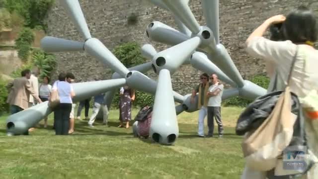 Organica, dinamica, relazionale: ecco la scultura Spindles, dono della Fondazione alla città