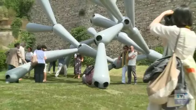 Organica, dinamica, relazionale: ecco la scultura Spindles, dono della Fondazione alla città