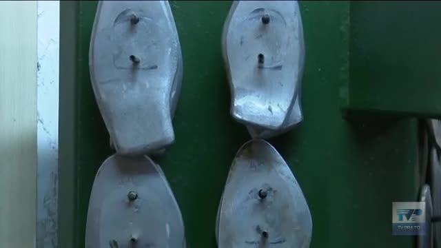 La storia di Luisa la calzolaia: 24 anni di Prato, è tra le più giovani artigiane d'Italia