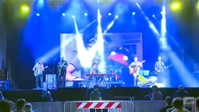 L'ironia di Valerio Lundini e i Vazzanikki cattura piazza Duomo