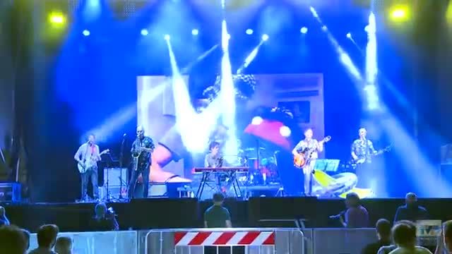 L'ironia di Valerio Lundini e i Vazzanikki cattura piazza Duomo