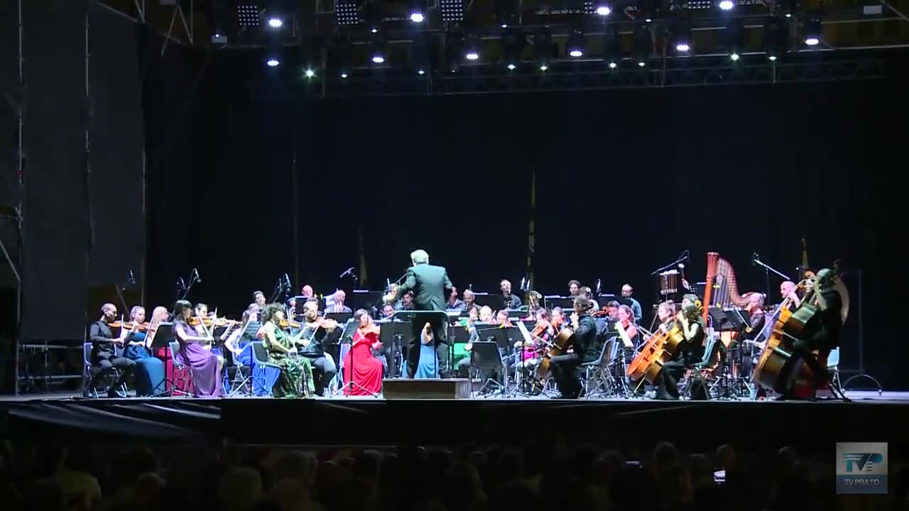 Una sinfonia per l'Ucraina, il concerto della Camerata Strumentale incanta piazza Duomo