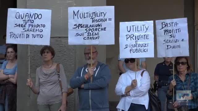 Multiutility, i comitati contrari al progetto scendono in piazza durante il consiglio comunale