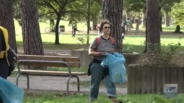 Puliamo il Mondo fa tappa all'ex Ippodromo. Grandi e piccini insieme per la pulizia del parco.