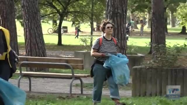 Puliamo il Mondo fa tappa all'ex Ippodromo. Grandi e piccini insieme per la pulizia del parco.