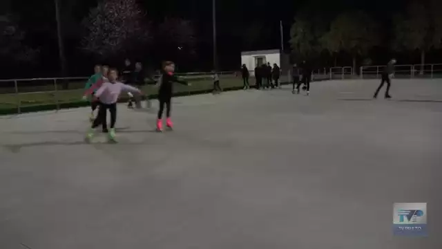 Le giovani campionesse di pattinaggio artistico a rotelle costrette ad allenarsi all'aperto