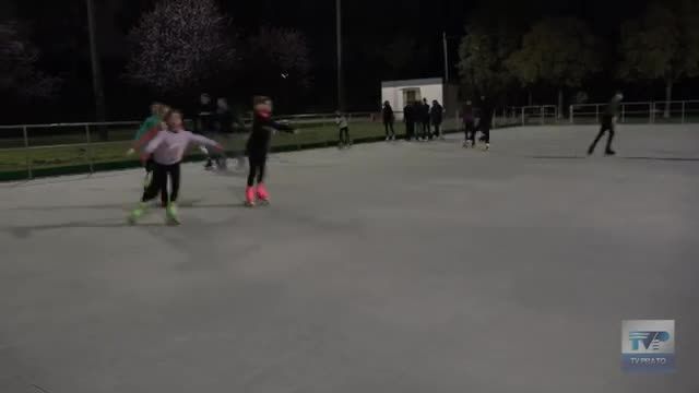 Le giovani campionesse di pattinaggio artistico a rotelle costrette ad allenarsi all'aperto