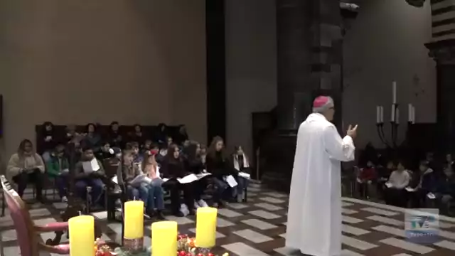 Benedizione del vescovo Nerbini alle statuine di Gesù Bambino