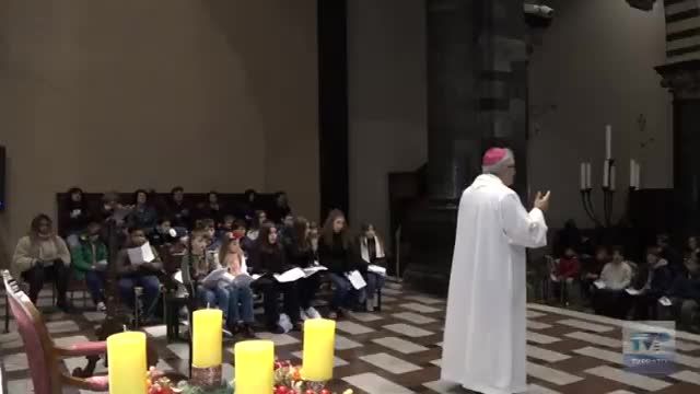 Benedizione del vescovo Nerbini alle statuine di Gesù Bambino