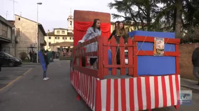 Carnevale, Iolo in maschera compie 25 anni. ieri la prima sfilata dei carri