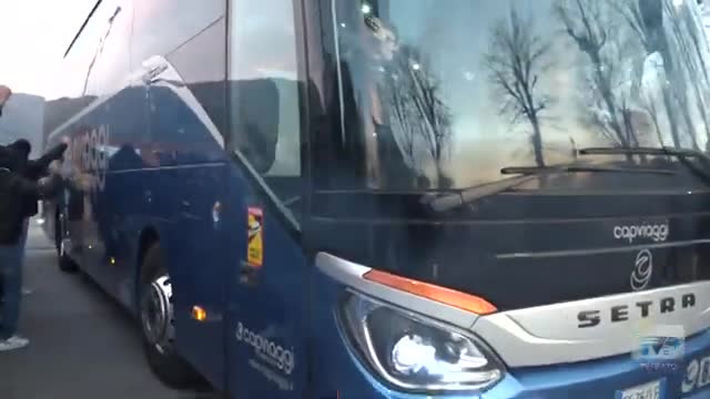 Derby: tifosi del Prato e sindaco salutano la squadra alla partenza per Pistoia