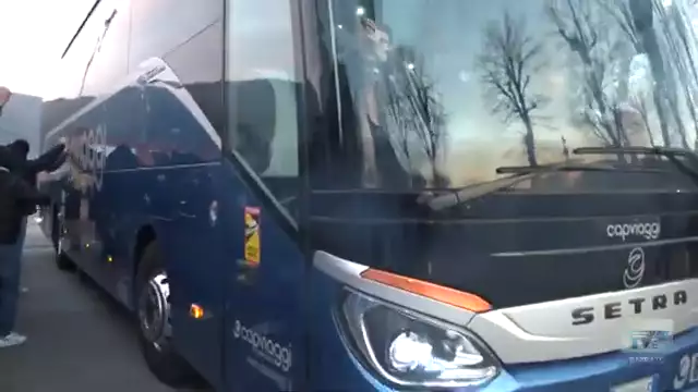 Derby: tifosi del Prato e sindaco salutano la squadra alla partenza per Pistoia