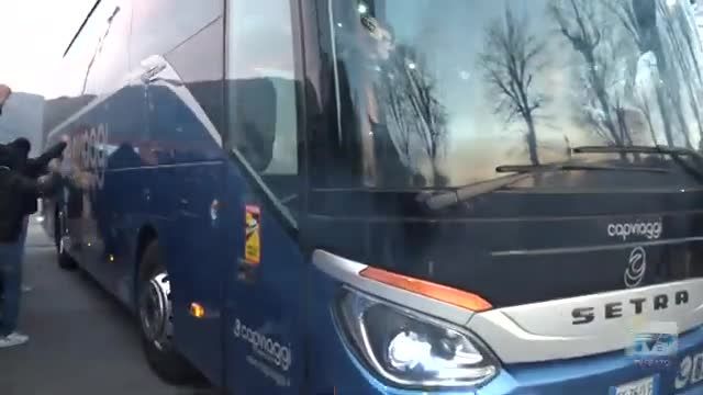 Derby: tifosi del Prato e sindaco salutano la squadra alla partenza per Pistoia