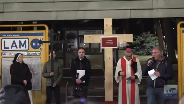 I giovani portano la Via Crucis alla stazione di Prato Centrale