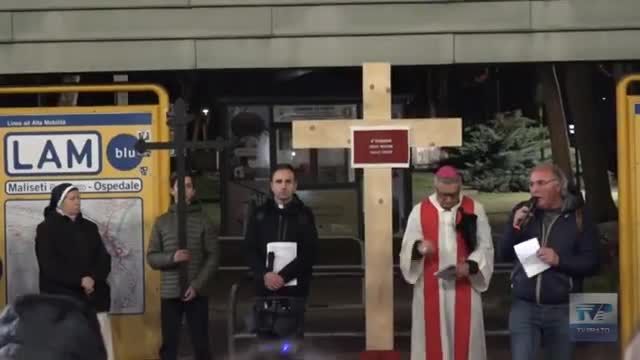 I giovani portano la Via Crucis alla stazione di Prato Centrale