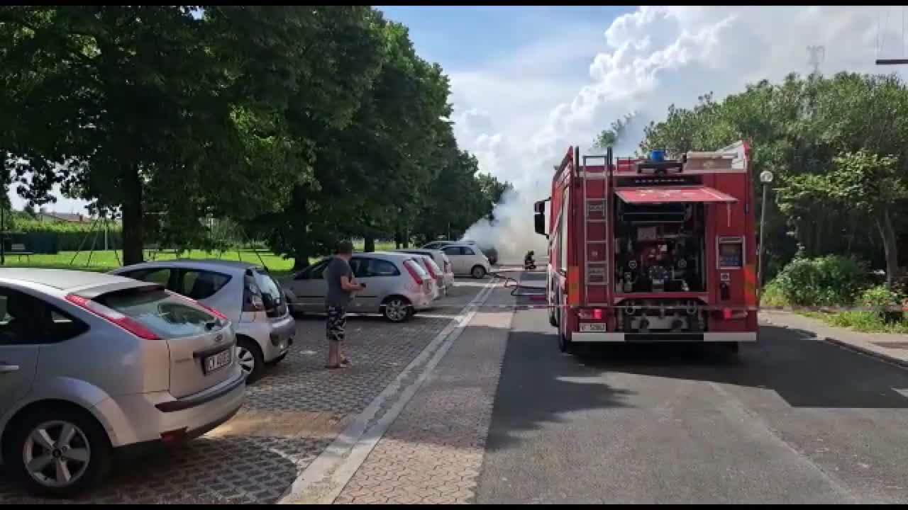 Sei auto in fiamme in via Turchia a San Giusto
