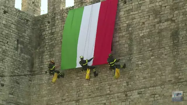 2 Giugno, lo scenografico spiegamento del Tricolore al Castello