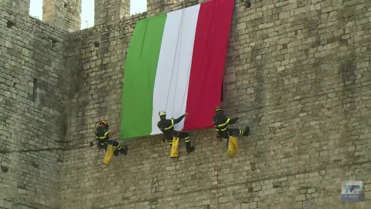 2 Giugno, lo scenografico spiegamento del Tricolore al Castello