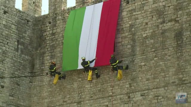 2 Giugno, lo scenografico spiegamento del Tricolore al Castello