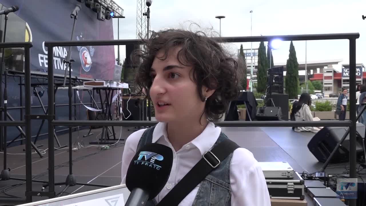 Le pareti esterne dell'Omnia Center colorate dagli studenti pratesi