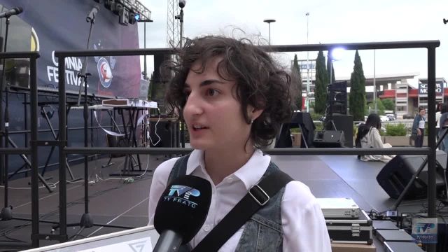 Le pareti esterne dell'Omnia Center colorate dagli studenti pratesi