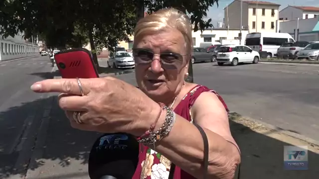 Scippi, bivacchi sul sagrato della chiesa e un uomo sul tettino di un'auto in sosta al Soccorso