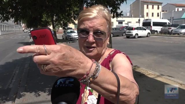 Scippi, bivacchi sul sagrato della chiesa e un uomo sul tettino di un'auto in sosta al Soccorso