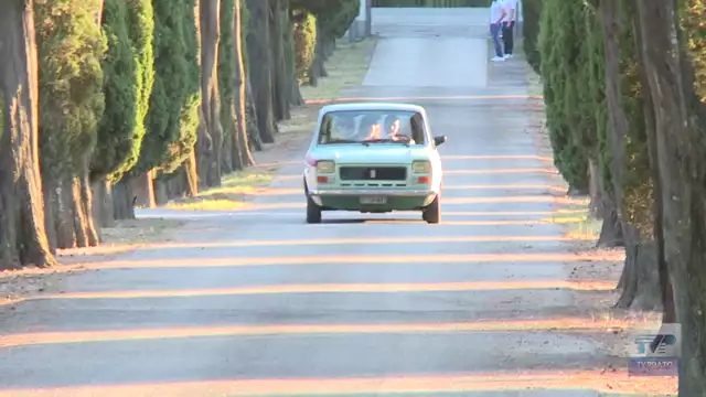 Prato drive: l'artista Chironi attraversa la città a bordo della sua Fiat 127 Special