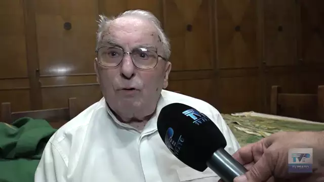 L'abbraccio a don Aiazzi: lo storico parroco del S. Cuore lascia dopo 64 anni