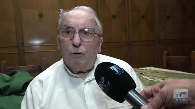 L'abbraccio a don Aiazzi: lo storico parroco del S. Cuore lascia dopo 64 anni