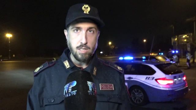 Controlli notturni della polizia al casello Prato est