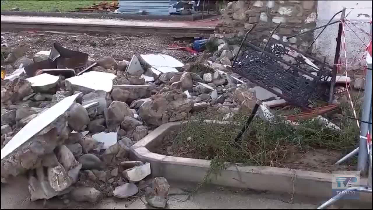 Maltempo, crollato il muro del cimitero di Chiesanuova