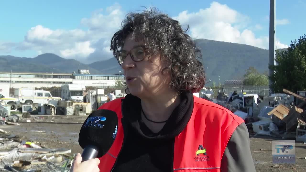 I ricordi dei pratesi trasformati in rifiuti dall'alluvione