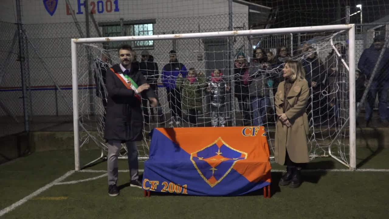 Panchina rossa al campo sportivo del C.F 2001 contro la violenza di genere