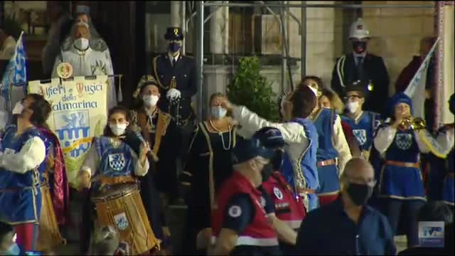 lo spettacolo degli sbandieratori del gruppo degli Alfieri e Musici della Valmarina